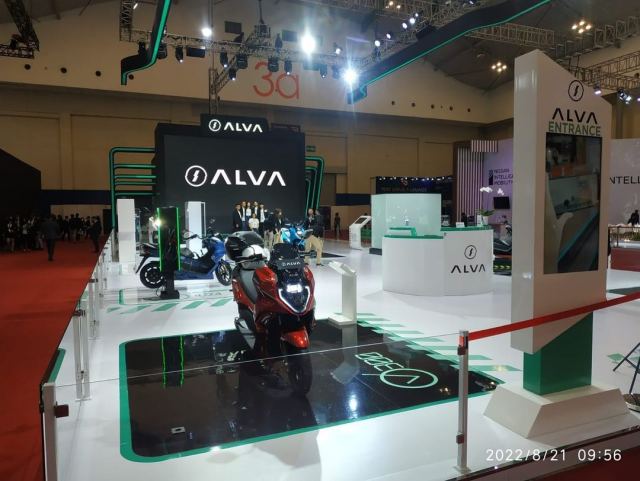 Contoh booth custom dengan area display produk