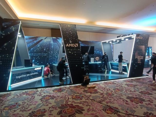 Booth dengan permainan lampu LED yang menonjol