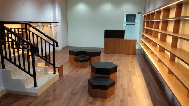 Interior dengan rak dan furnitur custom
