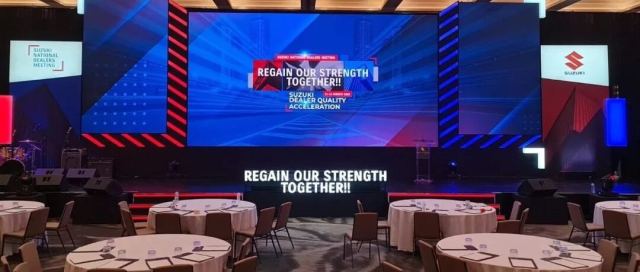 Panggung event dengan layar LED dan backdrop bertema